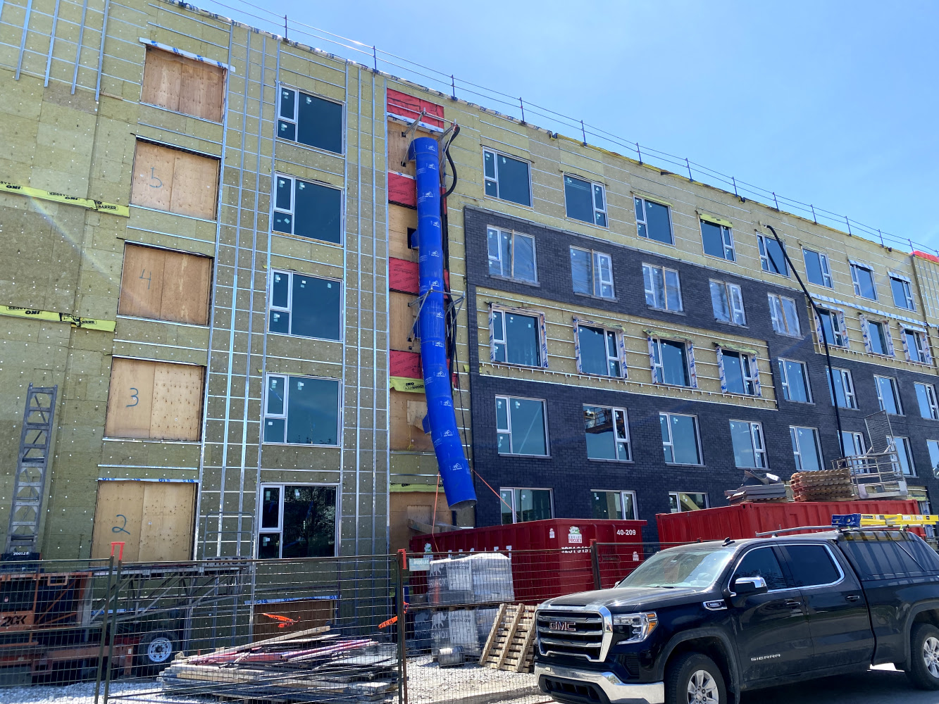 Vapor barrier installation commercial building Quebec HIZO