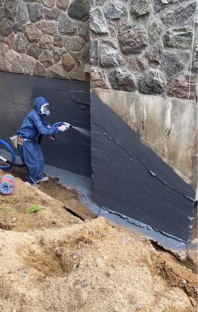 Application membrane polyurea sur mur de fondation Québec HIZO